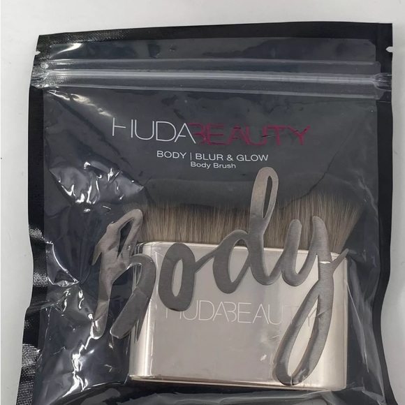 NEW In Package HUDA BEAUTY Body Blur & Glow Brush 100% Authentic Synthetic Brush - Picture 3 of 6